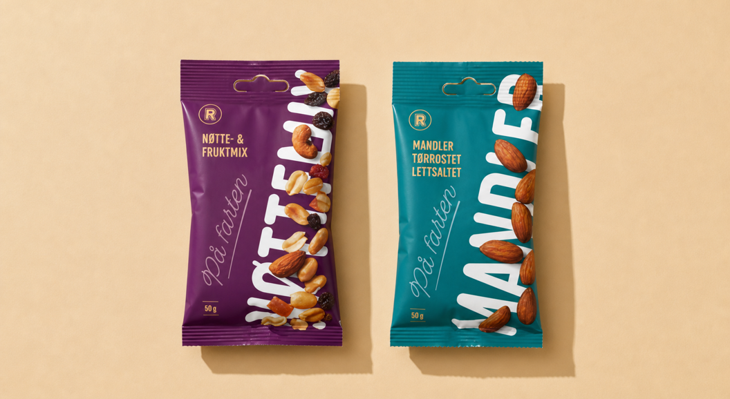 To snackpakker med nøtte- og fruktmix og lettsaltede mandler, pakket i lilla og turkis design på lys bakgrunn