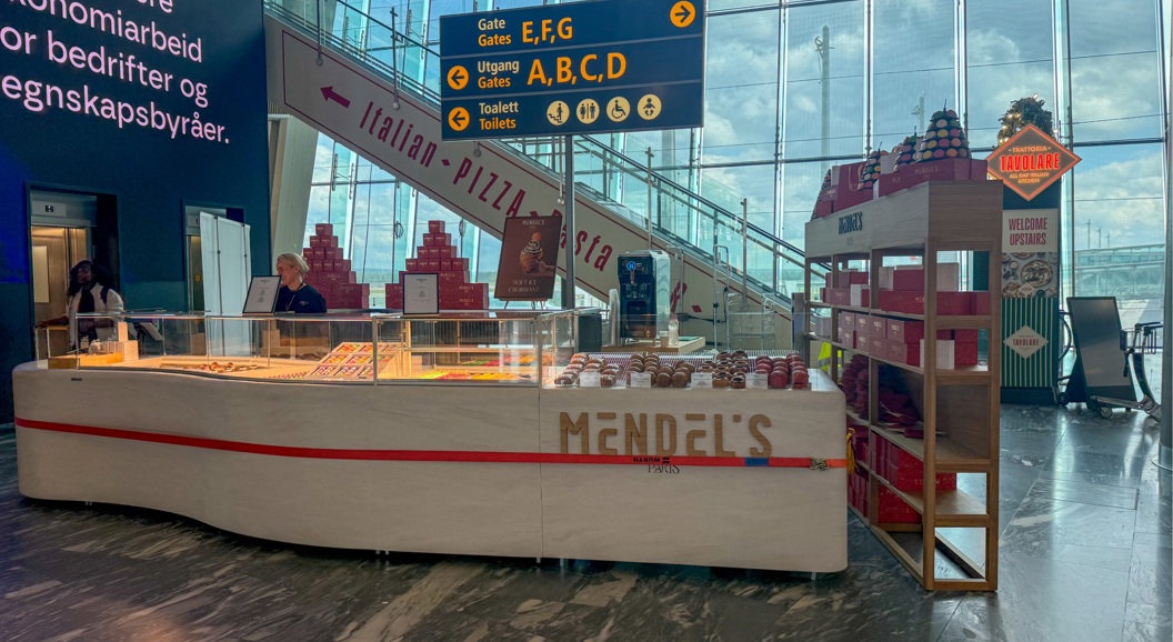 Mendel’s med masse godsaker i disken, butikken er foran et vindu.