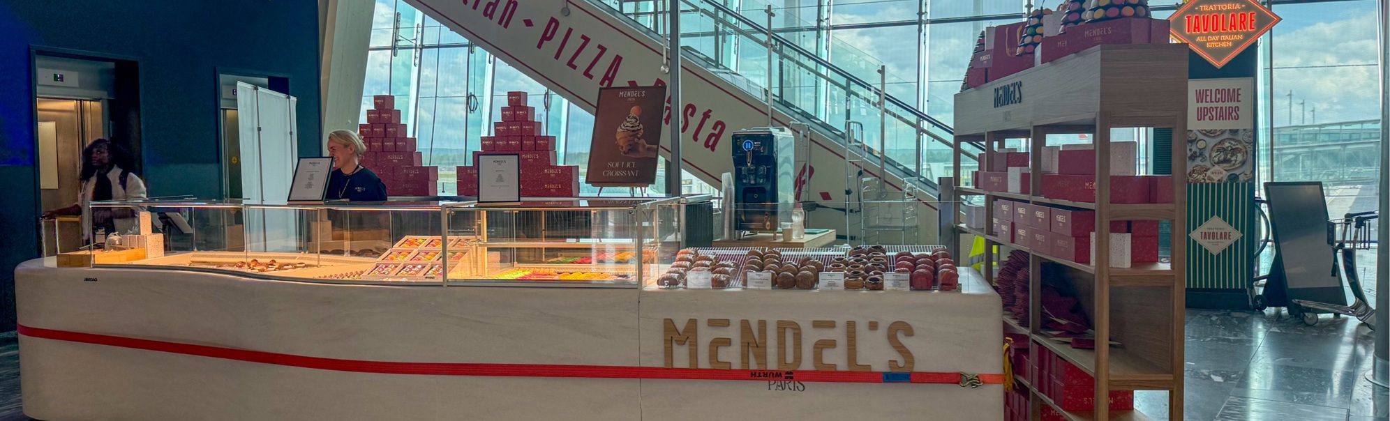 Mendel’s med masse godsaker i disken, butikken er foran et vindu.