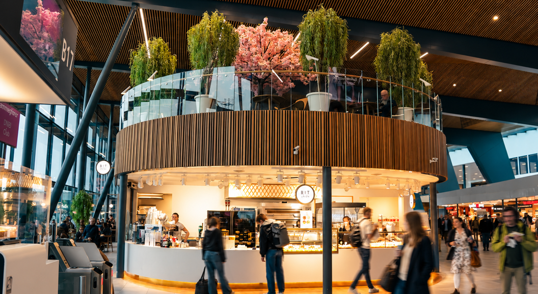 Assorterte bakverk med ulike toppinger, inkludert melis og frukt, arrangert på en overflate med "Bit Union"-logoen
