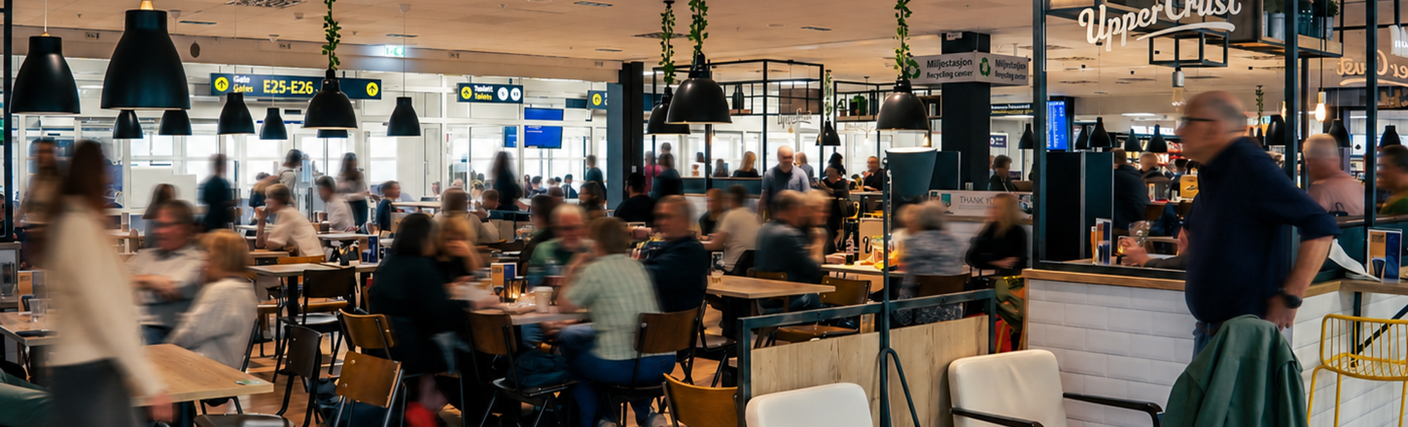 Nystekte baguettesmørbrød vist i en delikatedisk, med ulike fyllinger som reker og grønnsaker, med prislapper synlige i forgrunnen