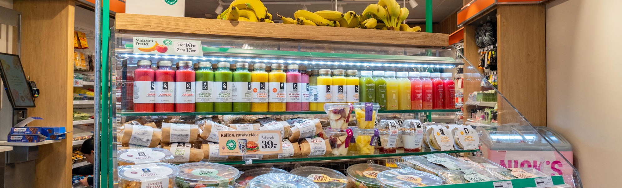 TheKiosk by WHSmith butikkutsal i ein flyplass med mat og drikke, ferske blomar og snacks
