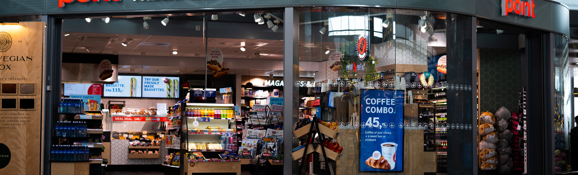 Butikkfasade for "Point" med reklame for kaffi og bakevarer, moderne interiør og ulike produktstativ, flyplasskonsept