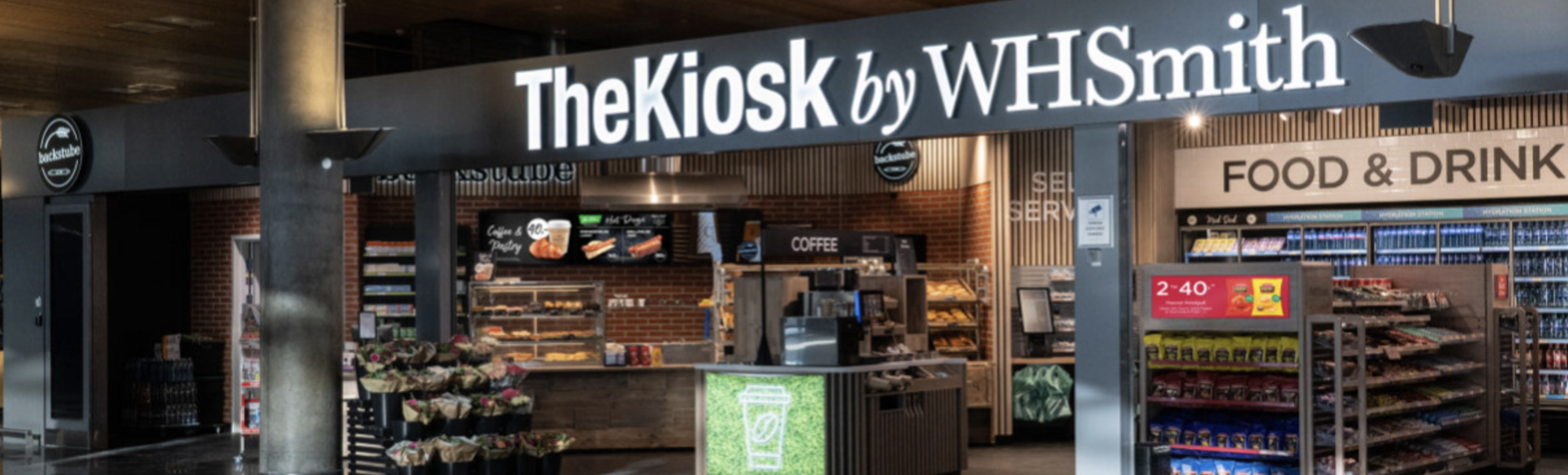 TheKiosk av WHSmith i ein moderne butikkinnstilling med utval av mat og drikke, tidsskrift og bøker