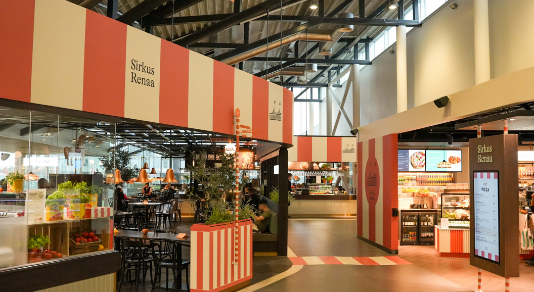 Sirkus Renaa restaurant på Stavanger lufthavn (SVG), et spisested plassert i lufthavnterminalen, med et interiør som viser sitteplasser og en bar eller disk som serverer mat og drikke.