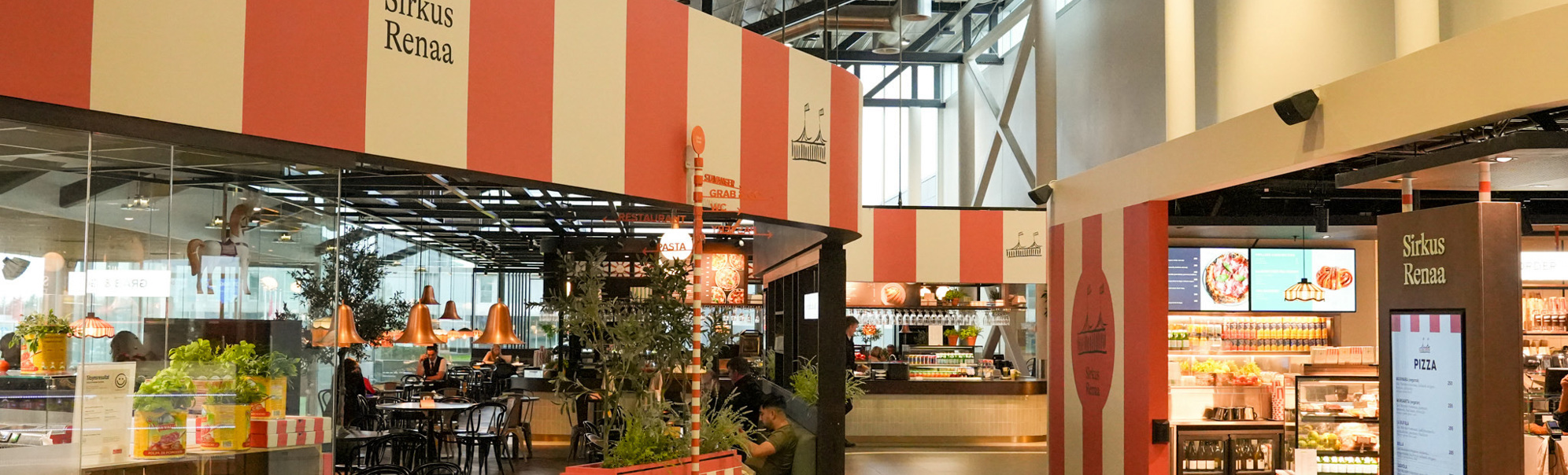 Sirkus Renaa restaurant på Stavanger lufthavn (SVG), et spisested plassert i lufthavnterminalen, med et interiør som viser sitteplasser og en bar eller disk som serverer mat og drikke.