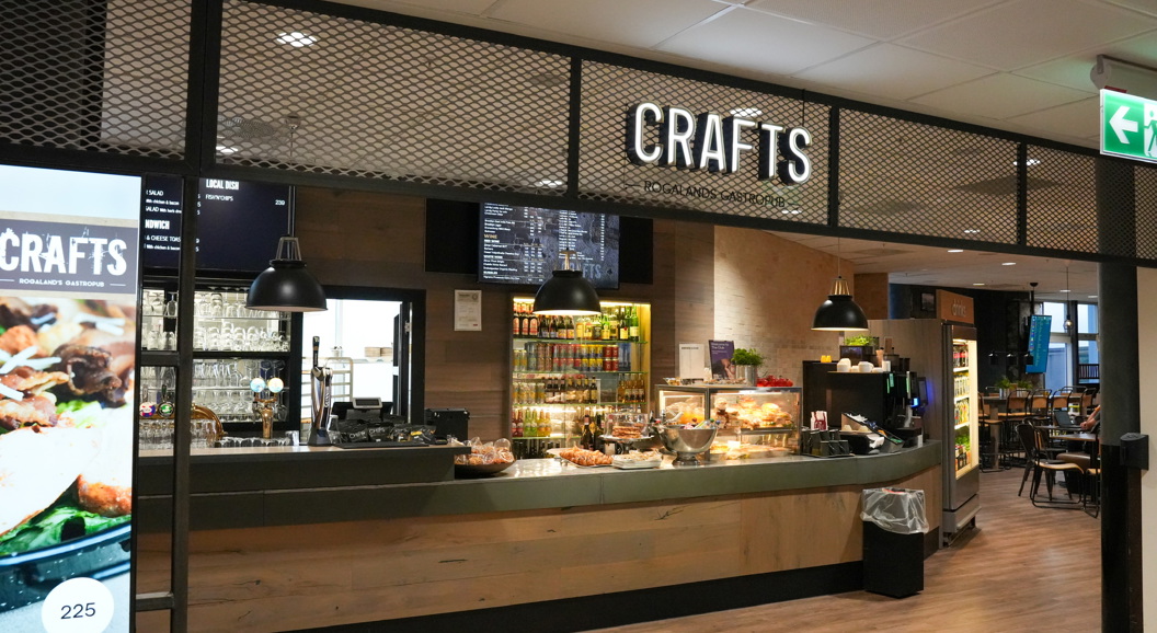 Crafts gastrobar på Stavanger lufthavn (SVG), en restaurant og bar plassert i lufthavnterminalen, med et interiør som viser en bardisk som serverer mat og drikke.