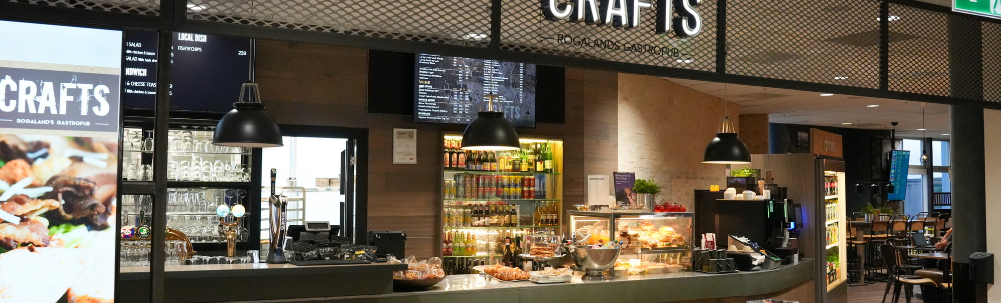 Crafts gastrobar på Stavanger lufthavn (SVG), en restaurant og bar plassert i lufthavnterminalen, med et interiør som viser en bardisk som serverer mat og drikke.