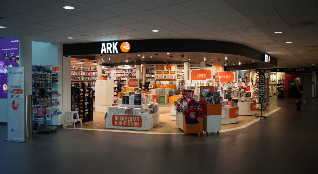 ARK bokhandel på Stavanger lufthavn (SVG), en norsk bokhandel plassert i lufthavnterminalen, med et butikkvindu som viser bøker, blader og merkevareskilting.