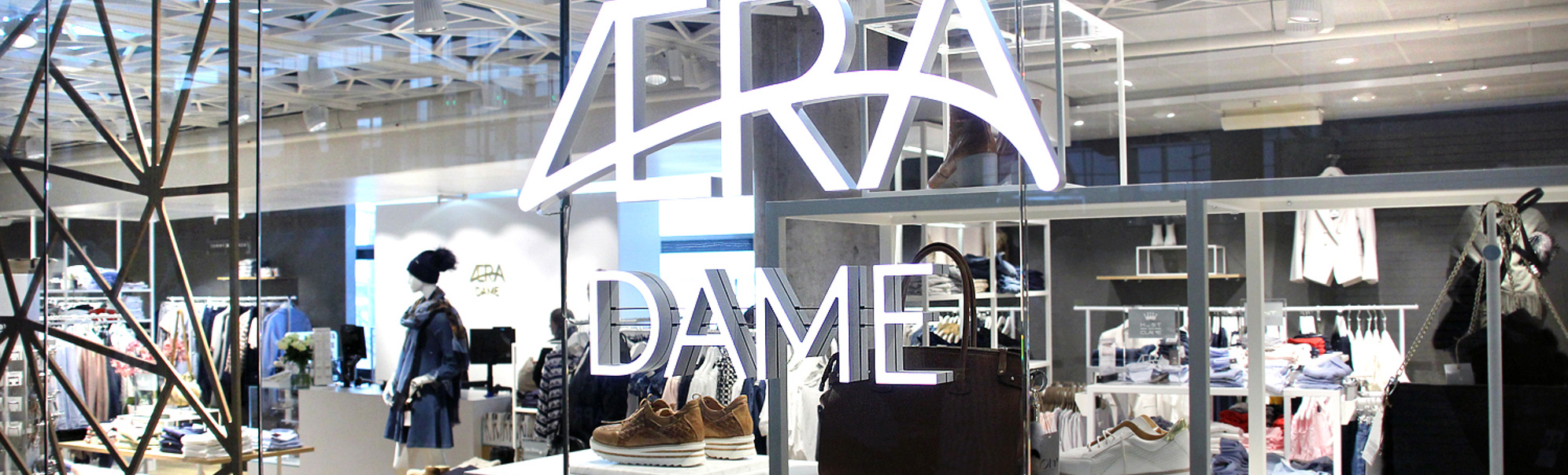 Butikkvindauge til Zara Dame i ein moderne kjøpesenter med kle og tilbehør på utstilling