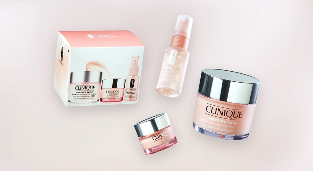 Clinique Moisture Surge hudpleiesett med krem, gel og sprayflaske i rosa emballasje