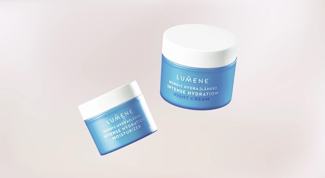 To Lumene Nordic Hydra fuktighetskrem-krukker, Intense Hydration Moisturizer og Night Cream, på lys bakgrunn