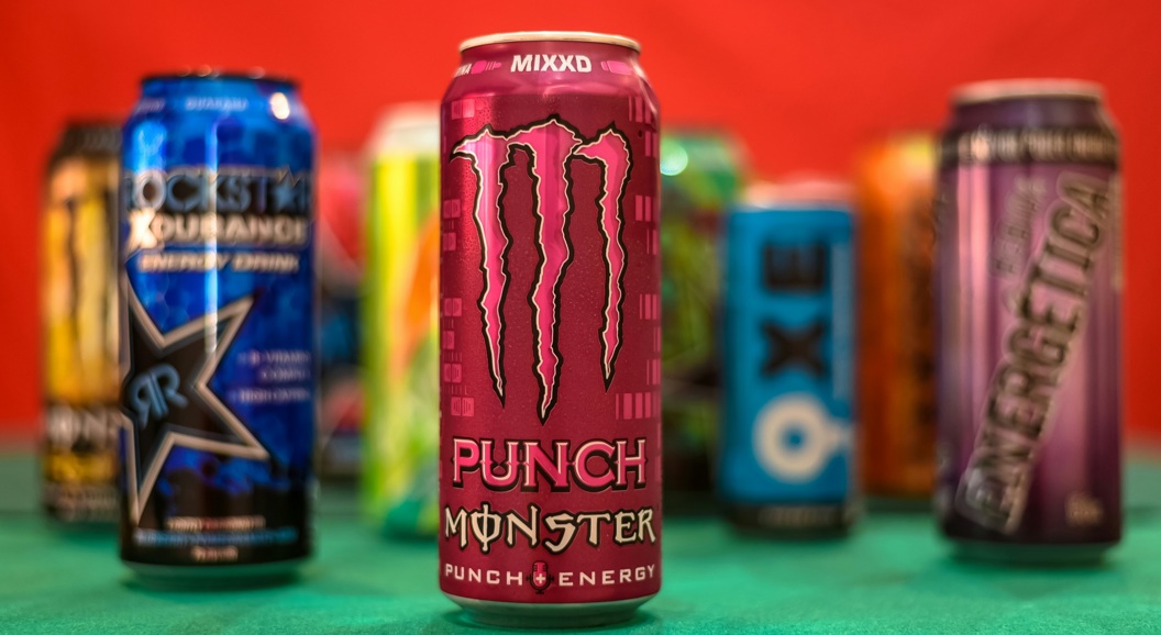 Monster Punch energidrikk-boks i fokus, omgitt av ulike andre energidrikker i bakgrunnen