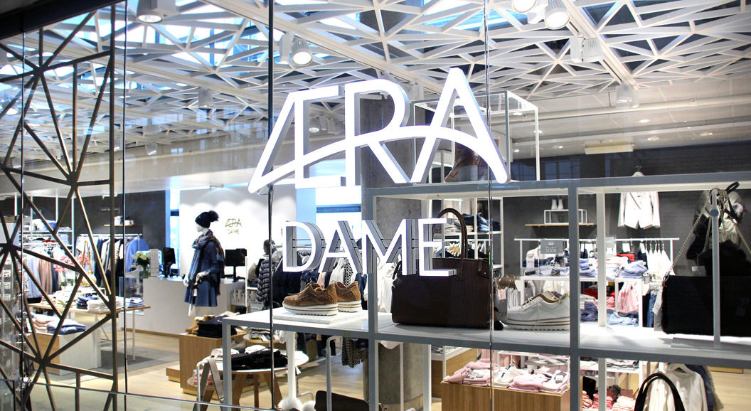 Butikkvindauge til Zara Dame i ein moderne kjøpesenter med kle og tilbehør på utstilling