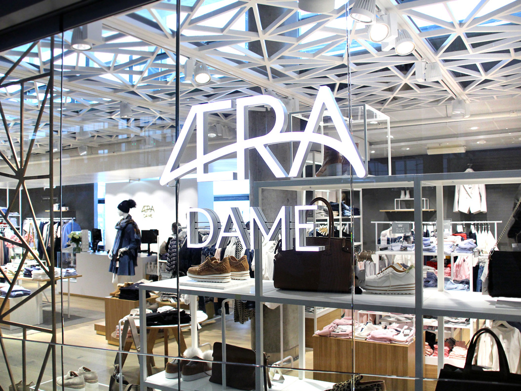 Butikkvindauge til Zara Dame i ein moderne kjøpesenter med kle og tilbehør på utstilling