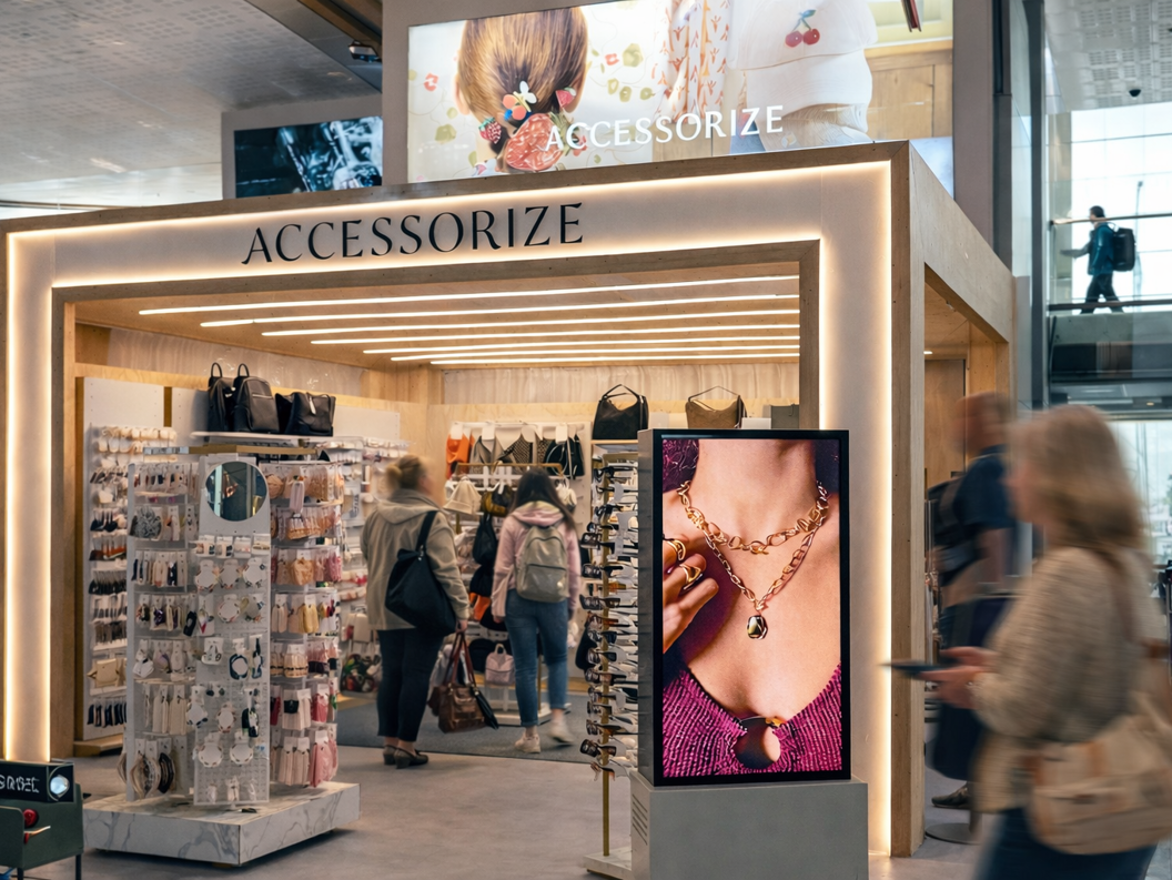Fasadebilde av Accoessorize med produkter og en stor skjerm i front. 