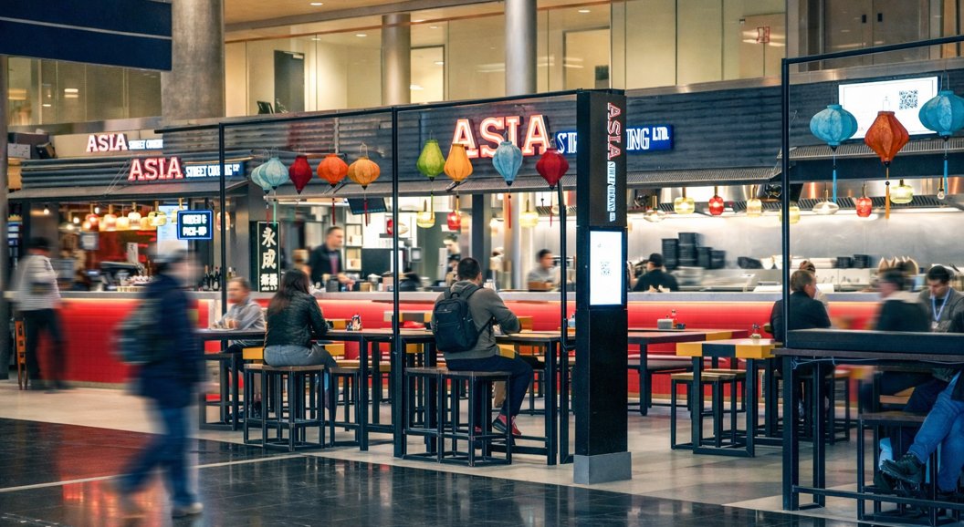 Gatekjøkken med asiatisk mat i fargerik innredning, med skilt for bestilling og henting. Moderne design med røde fliser og trebenker