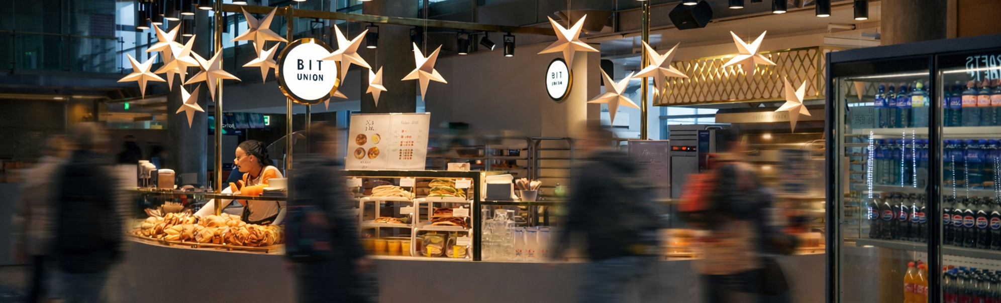 Assorterte bakevarer med wienerbrød, boller og søte rundstykker med frukt- og vaniljefyll, toppet med melis, og merket med "BIT UNION"-logo