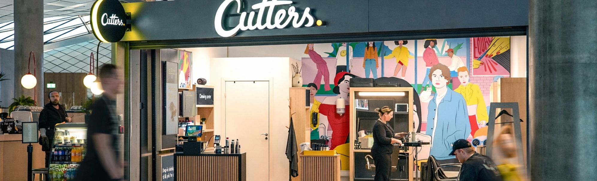 Smilende frisør med saks på en salong, klar til å jobbe med en klients hår