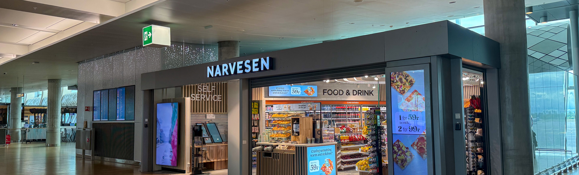Narvesen-kiosk med food & drink i en moderne flyplassterminal med tomt gulv og selvbetjening