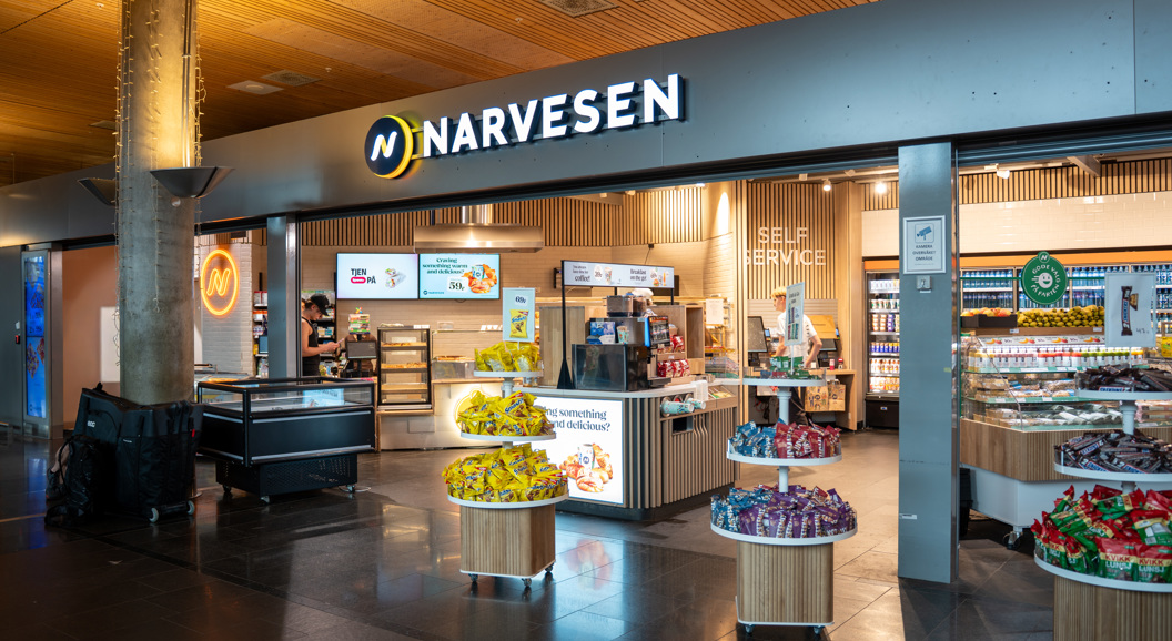 Narvesen kiosk med selvbetjening, kioskvarer og godteri i moderne butikkinteriør