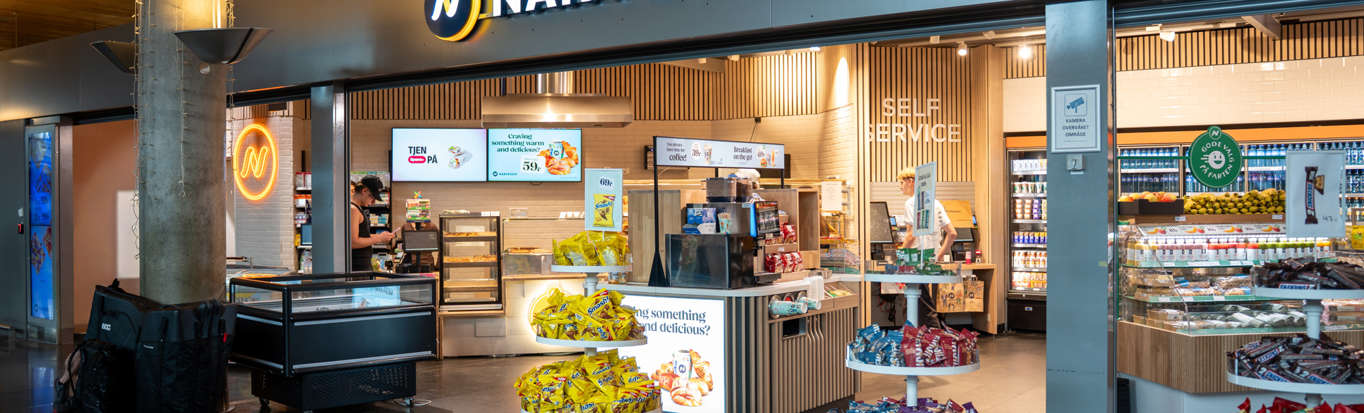 Narvesen kiosk med selvbetjening, kioskvarer og godteri i moderne butikkinteriør