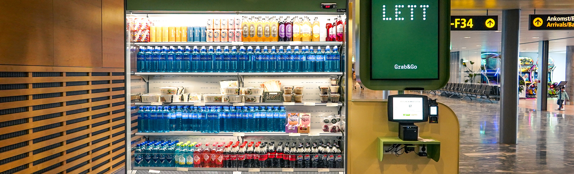 Assorterte sunne boller, wraps og drikkevarer på en lys bakgrunn, med ferske grønnsaker, korn og fargerike juicer. Ideelt for et næringsrikt måltid