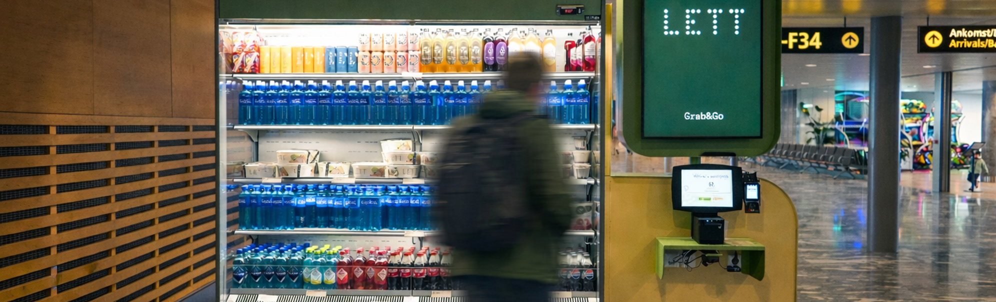 Fargerik matpålegg med salatar, wraps og smoothieflasker på eit bord