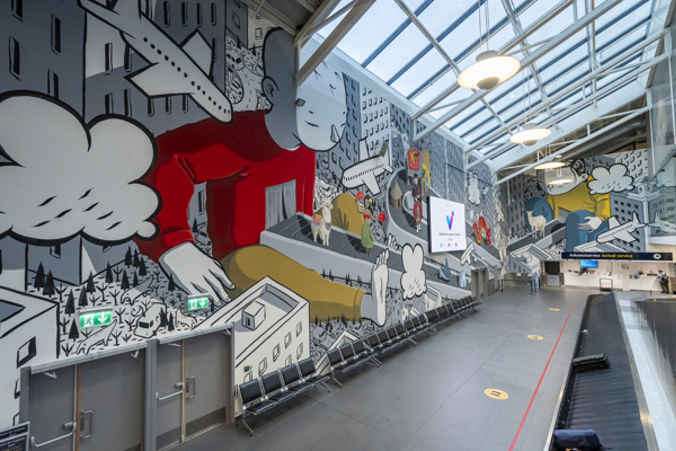 Moderne kunst inne på bagasjehentingsområdet