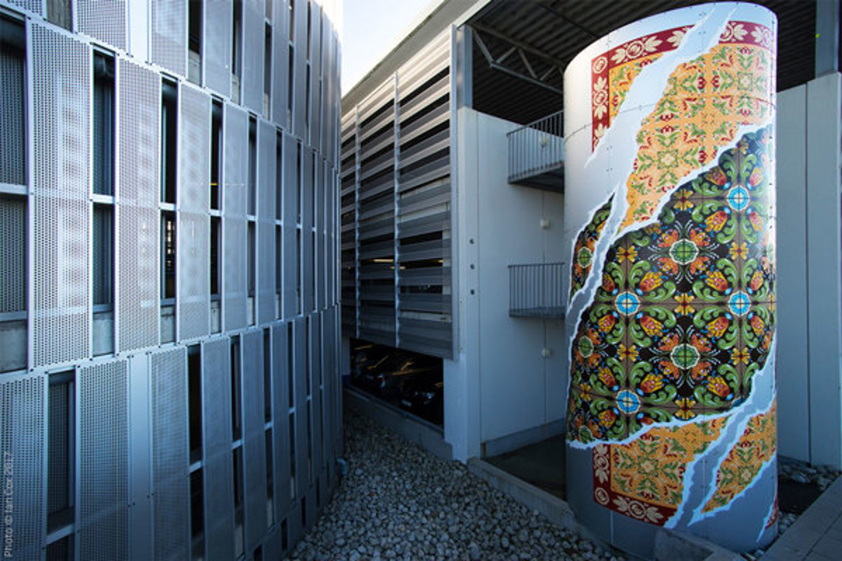 Kunstverk på Stavanger flyplass, en søyle er malt i nydelig mønster i gult og rødt