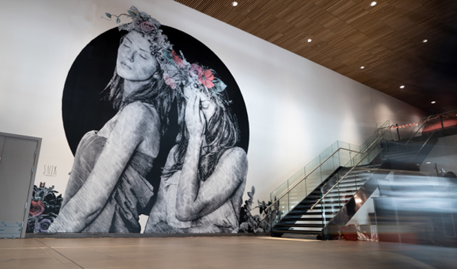 Kunstverk på Stavanger flyplass, maleri på en stor vegg av to damer