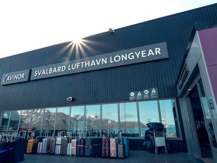Longerbyen flyplass med bagasje foran 