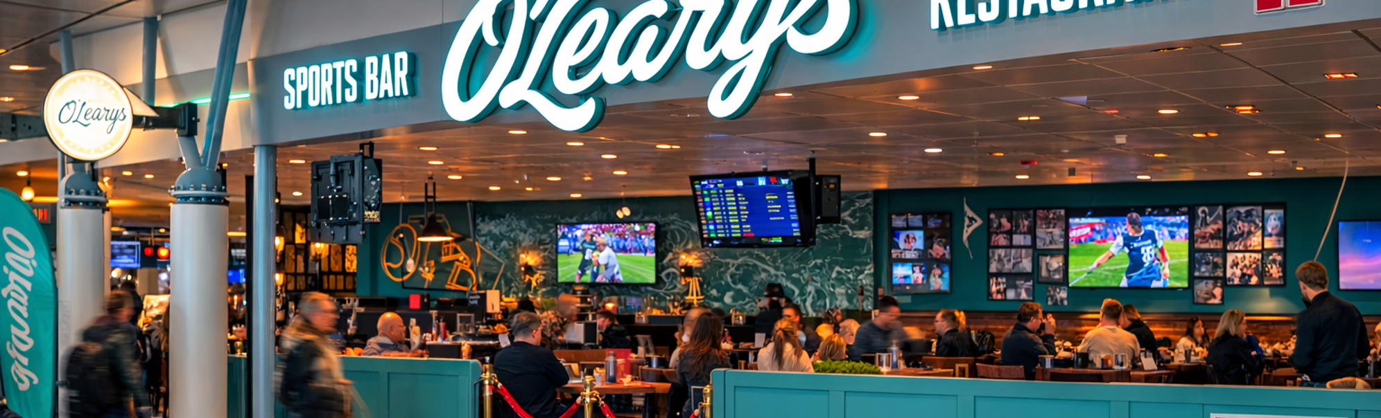 O’Learys sportsbar og restaurant med gjester, TV-skjermer og grønne interiørdetaljer i en travel terminal